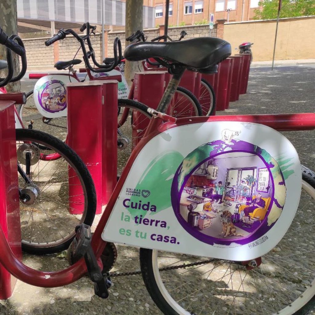 Foto de bicicleta municipal en Logroño con la campaña dibujada por Eva Cortés "Cuida la tierra, es tu casa"