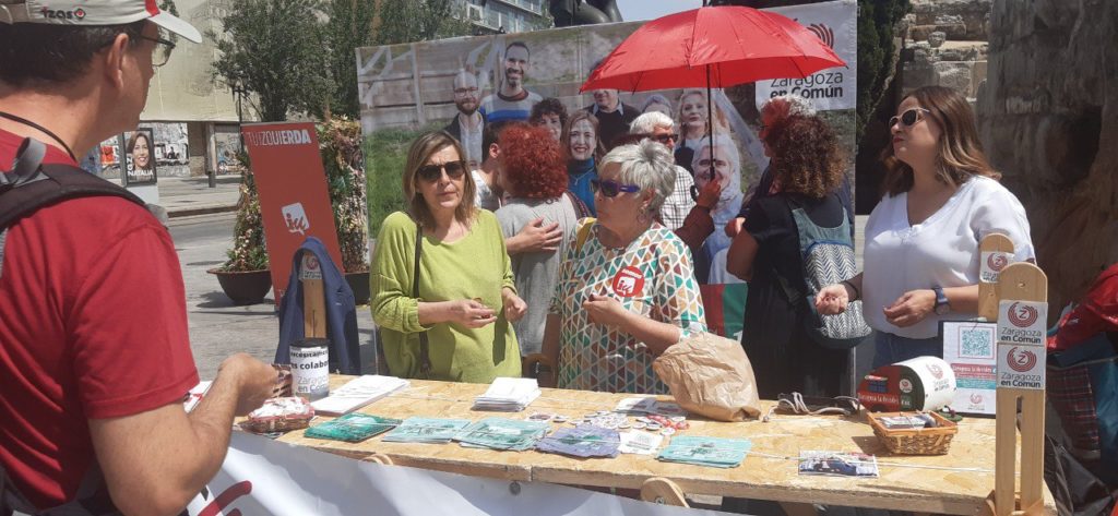 Stand callejero de Zaragoza en Común, con las ilustraciones de Eva Cortés explicando el programa electoral.
