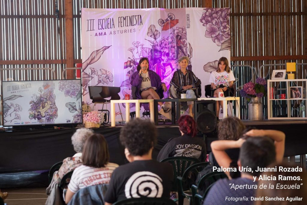 Acto de apertura de la III Escuela Feminista AMA Asturies con Paloma Uría.